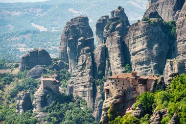 Yunanistan 'daki Meteora' daki Rousanou Manastırı. Rousanou Manastırı 1545 yılında Ioannina 'lı Maximos ve Ioasaph tarafından inşa edilmiştir. St. Barbara 'ya ithaf edilmiştir.