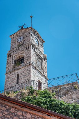 Arachova, Parnassos, Yunanistan, bulutlu gökyüzünün altında ikonik saat kulesi, kış zamanı. Ünlü Yunan kış tatil beldesi 11.08.2019