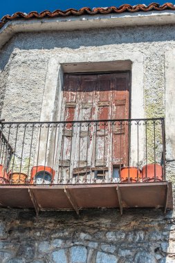 Yunanistan 'ın Viotia kentindeki Parnassos Dağı eteğindeki Arachova dağ kasabasındaki kaldırımlı sokak ve taş evler