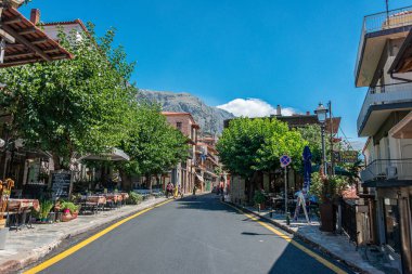 Yunanistan 'ın Viotia kentindeki Parnassos Dağı eteğindeki Arachova dağ kasabasındaki kaldırımlı sokak ve taş evler