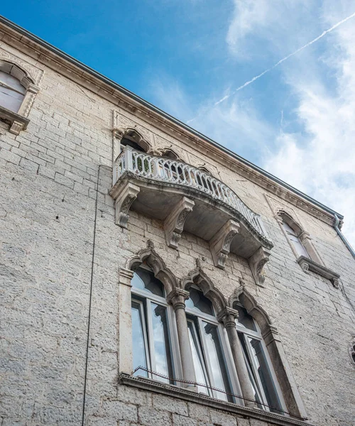 Hırvatistan 'ın Pula kentinde Venedik tarzı balkon ve mimari