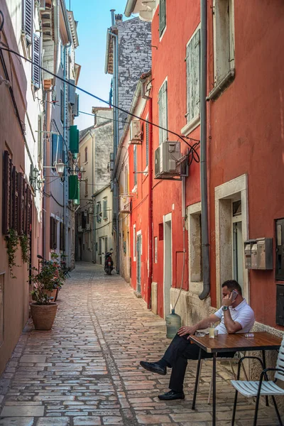 Casas Viejas Coloridas Asquerosas Centro Rovinj Primer Plano Ventanas Con — Foto de Stock