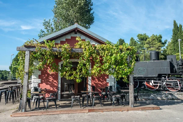 Piccolo Ristorante Idilliaco Cafe Alla Stazione Ferroviaria Pola Istria Croazia — Foto Stock