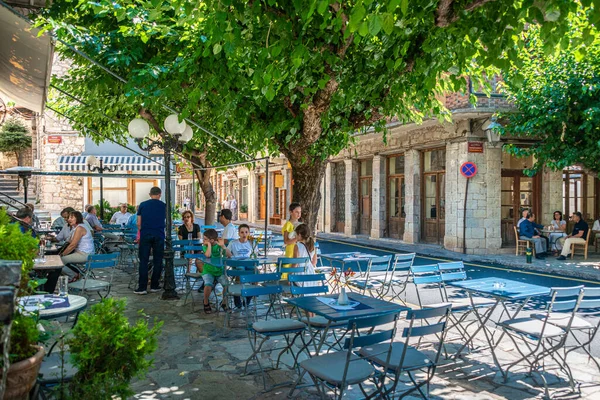 Yunanistan 'ın Viotia kentindeki Parnassos Dağı eteğindeki Arachova dağ kasabasındaki kaldırımlı sokak ve taş evler.