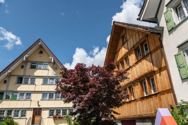 Appenzell, İsviçre - 02.07.2021: Appenzell şehrinin tarihi bölgesinde binalar. Appenzell İsviçre 'nin Appenzell Innerrhoden kantonunun başkentidir..
