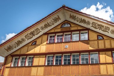 Appenzell, İsviçre - 02.07.2021: Appenzell şehrinin tarihi bölgesinde binalar. Appenzell İsviçre 'nin Appenzell Innerrhoden kantonunun başkentidir..