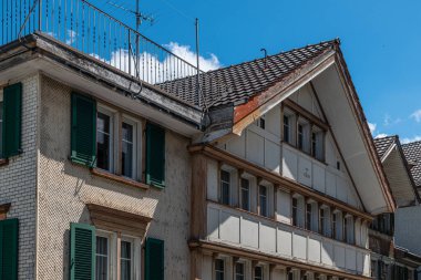 Appenzell, İsviçre - 02.07.2021: Appenzell şehrinin tarihi bölgesinde binalar. Appenzell İsviçre 'nin Appenzell Innerrhoden kantonunun başkentidir..