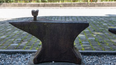 büyük eski paslı klasik örs