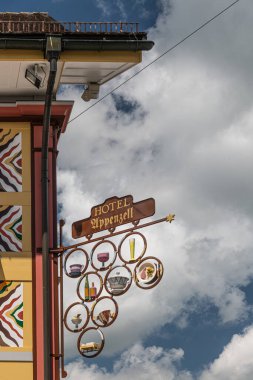 Appenzell, İsviçre - 02.07.2021: Appenzell şehrinin tarihi bölgesinde binalar. Appenzell İsviçre 'nin Appenzell Innerrhoden kantonunun başkentidir..