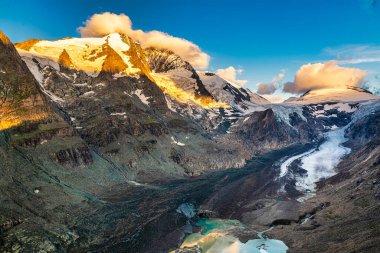 Avusturya 'nın başkenti Hohe Tauern' de Grossglockner ve Pasterze buzulları üzerinde nefes kesici bir gün doğumu.