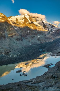 Avusturya 'nın başkenti Hohe Tauern' de Grossglockner ve Pasterze buzulları üzerinde nefes kesici bir gün doğumu.