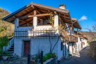 Soca Nehri kıyısındaki Picturesque Kanal na Soci Kasabası