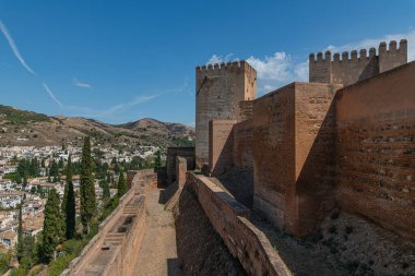 Yazın Alcazaba 'nın duvarları ve kuleleri, Alhambra, Granada, İspanya