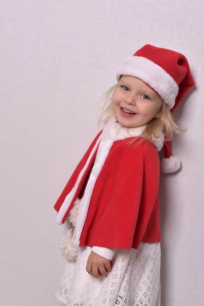 Enfant Costume Père Noël Chapeau Sur Fond Blanc — Photo