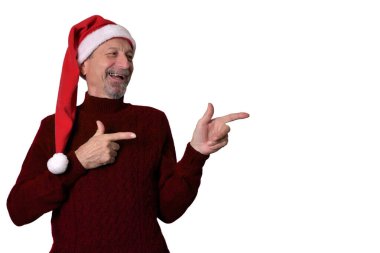 Beyaz bir arka planı olan, Noel Baba şapkalı ve sakallı bir adam.