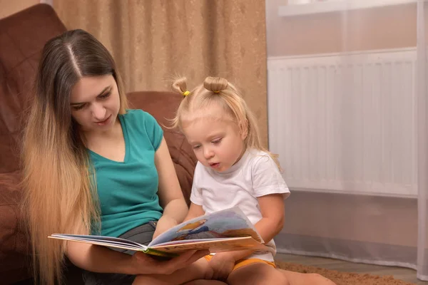 Liten Flicka Och Hennes Mamma Sitter Golvet Och Läser Bok — Stockfoto