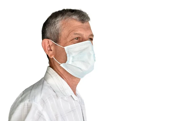 Uomo Anziano Con Una Maschera Medica Sfondo Bianco — Foto Stock