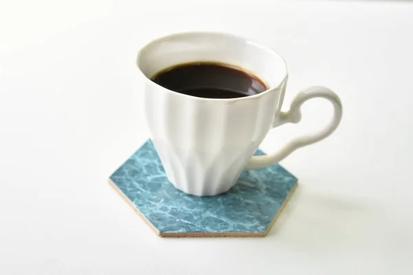 Beyaz Arka Planda Mavi Bir Stantta Beyaz Kahve Fincanı — Stok fotoğraf