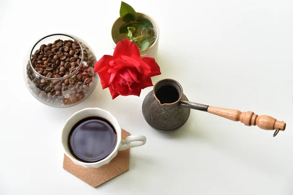 Turco Taza Café Granos Café Una Rosa Roja Sobre Fondo — Foto de Stock