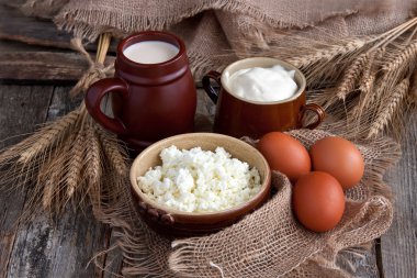 Süt ürünleri ahşap masada.