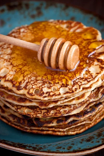 Leckere hausgemachte Pfannkuchen mit Honig — Stockfoto