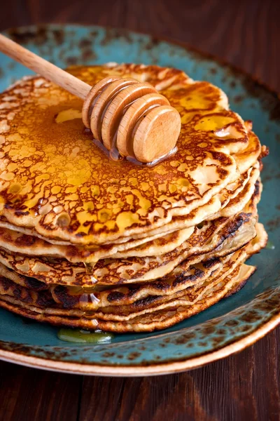 Frühstück mit Pfannkuchen auf Keramikteller — Stockfoto