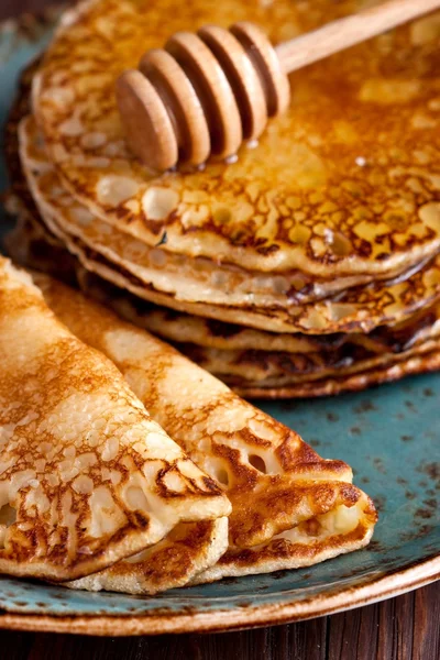 Pfannkuchen mit Honig getränkt — Stockfoto