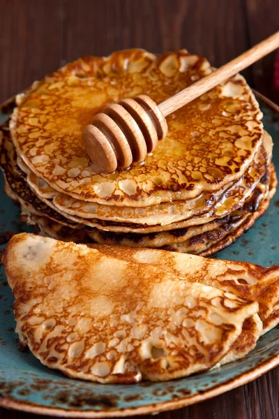 Pfannkuchen mit Honig getränkt — Stockfoto