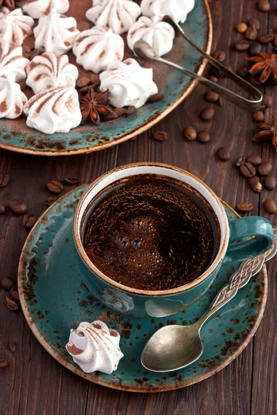 Coffee cup with meringues — Stock Photo, Image