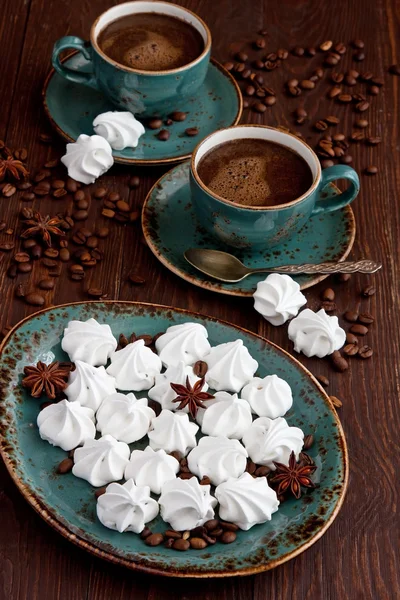 Coffee cup with meringues — Stock Photo, Image