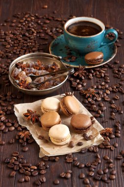 Fransızca macaroons kahve kupa ile