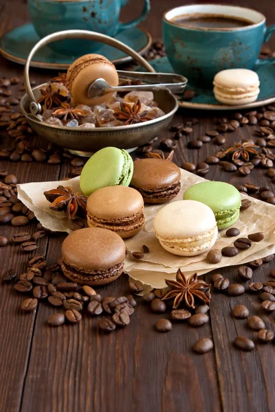 Macaroons ve espresso kahve yığını 