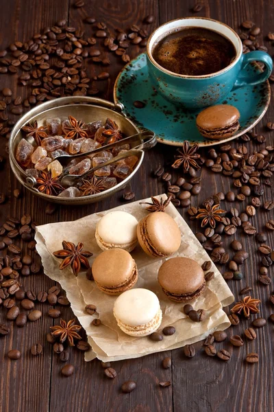Fransızca macaroons kahve kupa ile