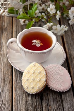 Çay Kupası ve ahşap arka plan Paskalya kurabiyeleri