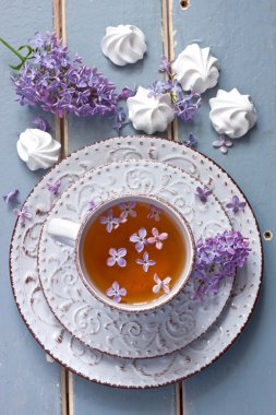 Çay Kupası ve çiçekler ile kompozisyon