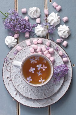 Çay Kupası ve çiçekler ile kompozisyon