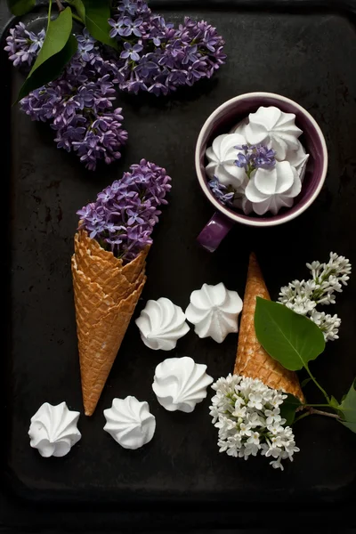 Конус мороженого с цветами сирени — стоковое фото