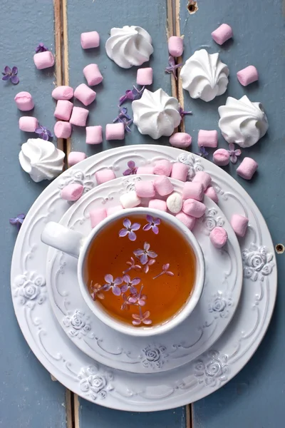 Komposisi dengan secangkir teh dan bunga — Stok Foto