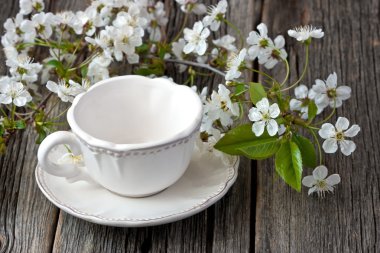 Çay Kupası ve çiçekler ile kompozisyon