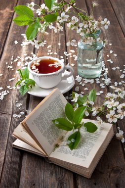 Ahşap arka planda çay fincanı ile hayat