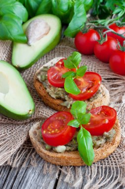 Tost ekmeği ve rustik ahşap arka plan üzerinde avokado