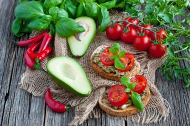 Tost ekmeği ve rustik ahşap arka plan üzerinde avokado