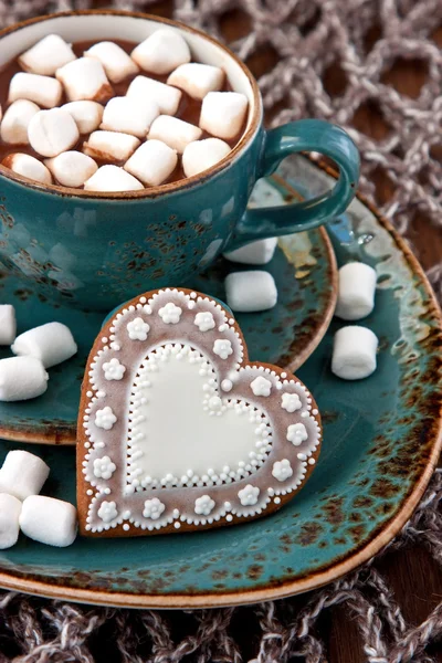 Tazza con cioccolata calda e biscotti gustosi — Foto Stock