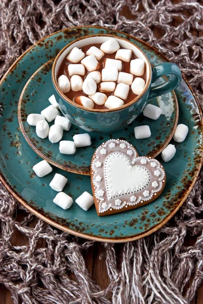 Becher mit heißer Schokolade und leckeren Plätzchen — Stockfoto