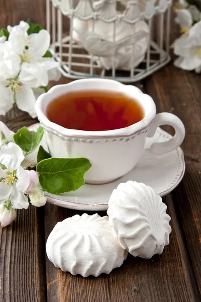 Чашка чая и печенье на деревянном фоне — стоковое фото