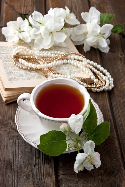 Composição romântica com xícara de chá — Fotografia de Stock