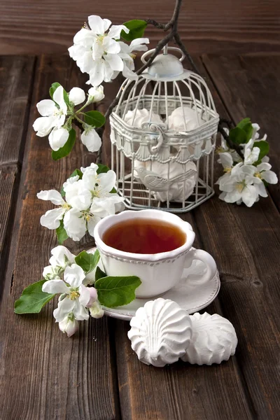 Xícara de chá e biscoitos no fundo de madeira — Fotografia de Stock