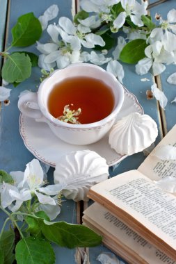 Çay Kupası ve tatlı kurabiye ile natürmort