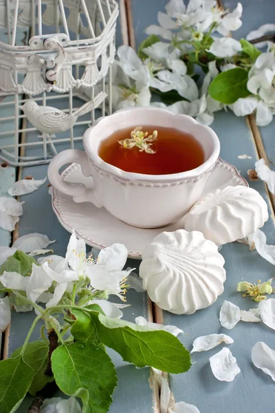Состав с чашкой чая и цветами — стоковое фото