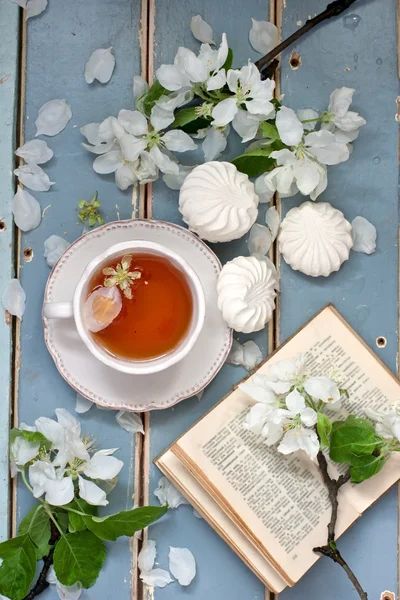 Bodegón con taza de té y galletas dulces —  Fotos de Stock